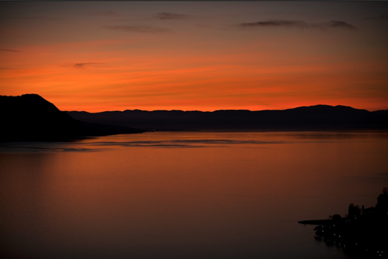Abendrot über Montreux am Genfersee.
